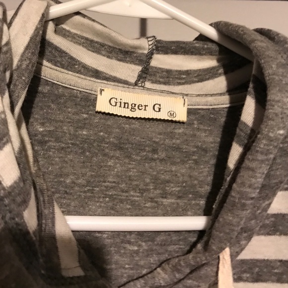 A lightweight sleeveless hooded top w/pockets - Picture 3 of 4