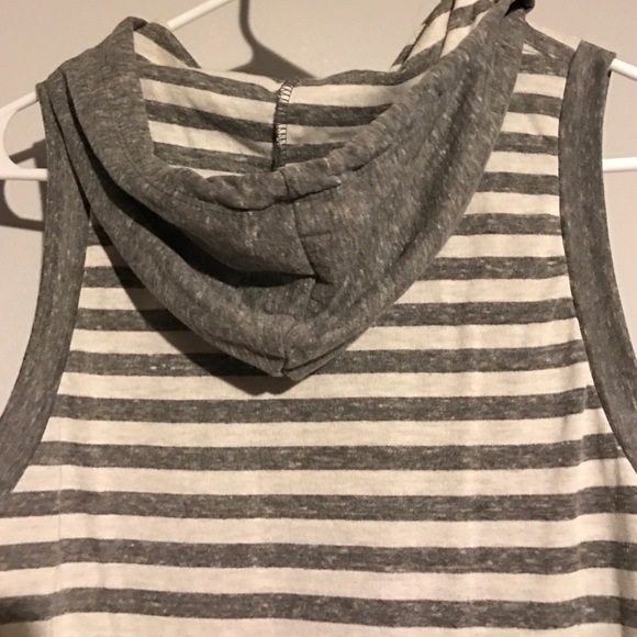 A lightweight sleeveless hooded top w/pockets - Picture 4 of 4