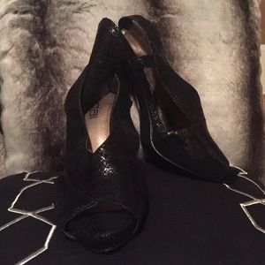 Black and gold peep toe pump