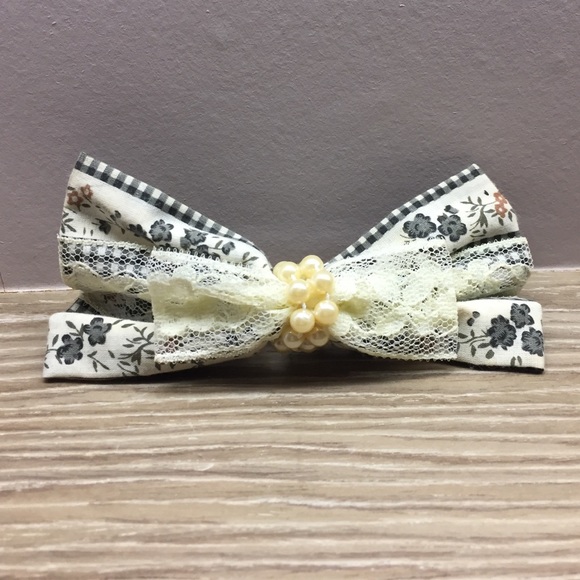 Vintage pearl and floral fabric hair bowtie