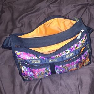 Lesportsac deluxe everyday bag