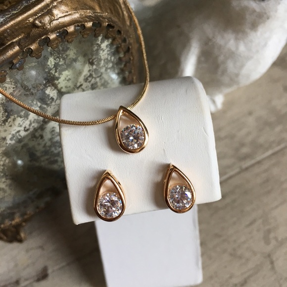 SALE🍃 Gold Teardrop Necklace & Earrings