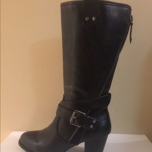 Mid rise heel boots