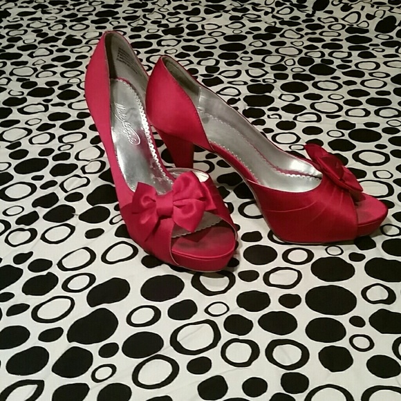 Michaelangelo Red Satin Peep Toe Pumps size 9