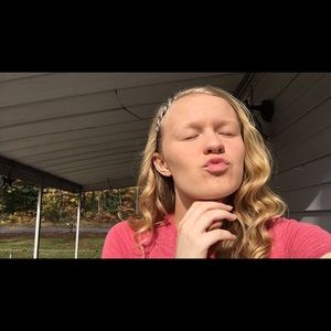 Meet your Posher, Larissa