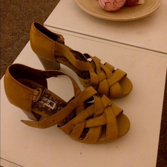 Cute mustard chunky heels. Size 9.