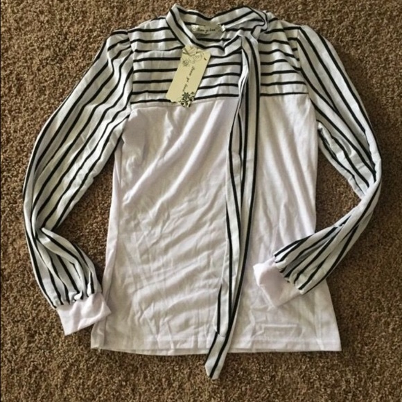 Low collar bow tie blouse