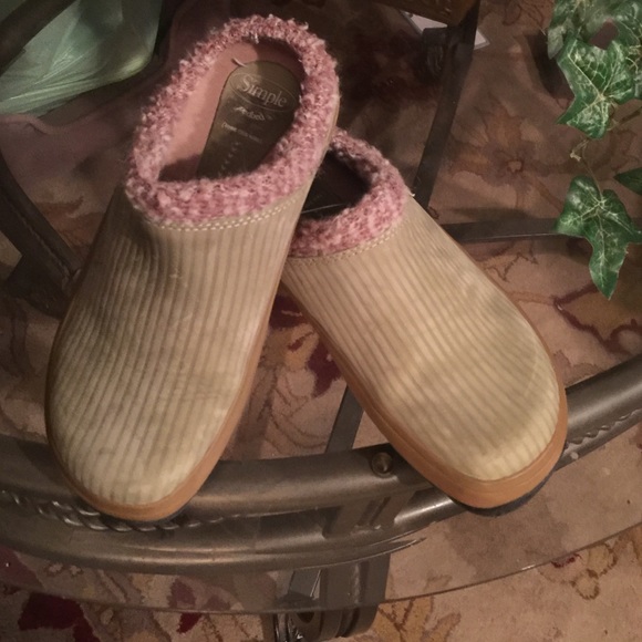 Simple Clog Size 51/2 Like New - image 2
