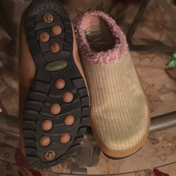 Simple Clog Size 51/2 Like New - image 3