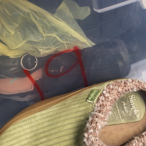 Simple Clog Size 51/2 Like New - image 4