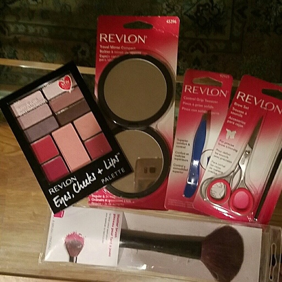 NWT Revlon Gift Set makeup and accessories