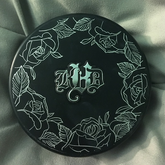 Kat Von D Lock it powder foundation