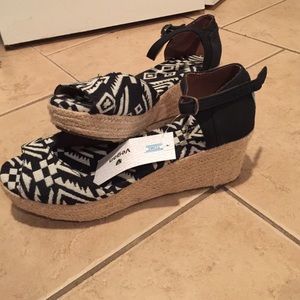 BNWT Toms wedges!!
