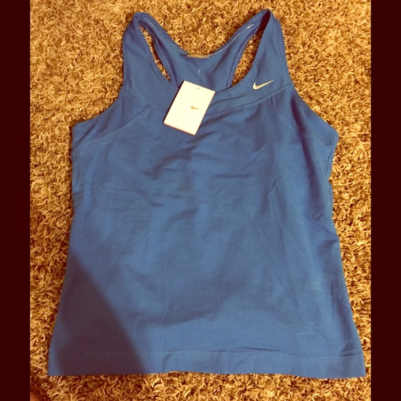 NWT Nike workout top with built in bra size Large