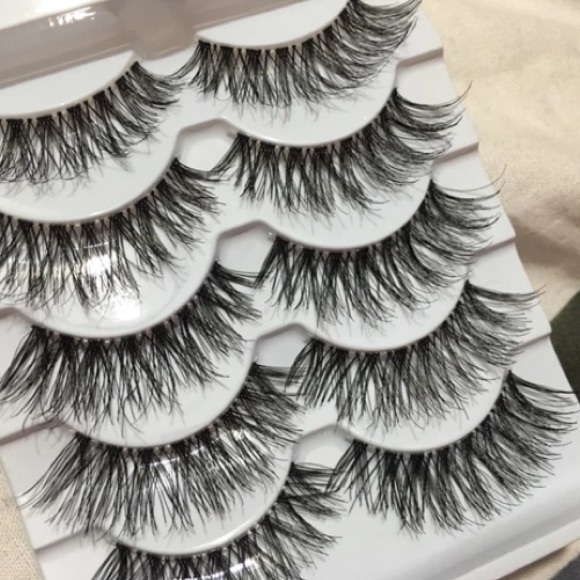 RESTOCKING! 🌸 5 Pairs False Lash set - Picture 2 of 2