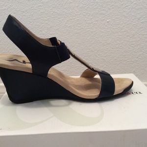 Size 10 Anne Klein Navy Blue Sandals