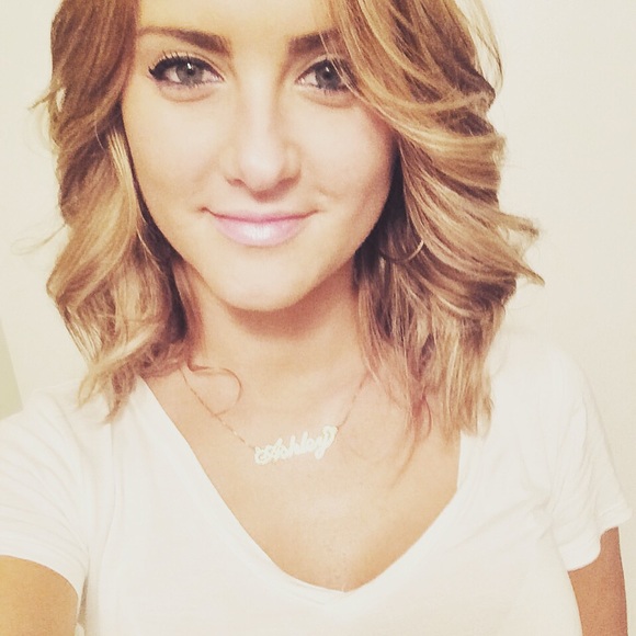 Meet your Posher, Ashley - Picture 2 of 5