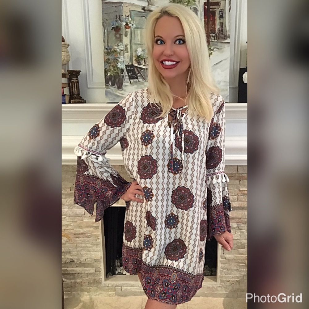 Stunning ivory swing dress with split bell sleeves - Picture 3 of 5