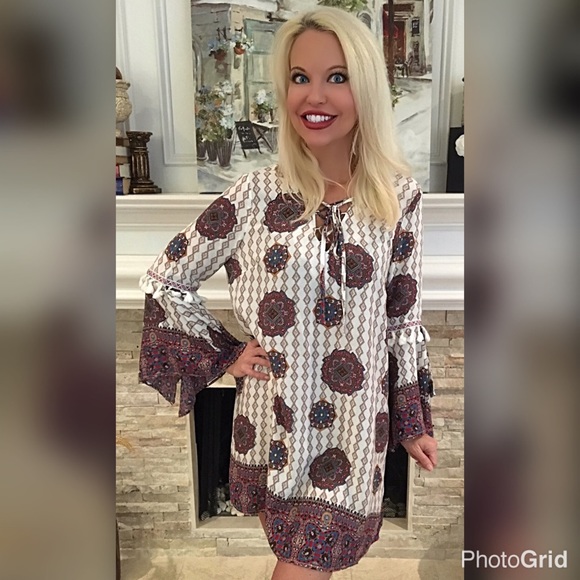 Stunning ivory swing dress with split bell sleeves - Picture 3 of 5