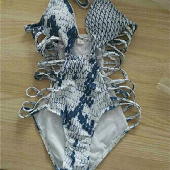 Snake skin bandage one piece swimsuit cut - Picture 4 of 4
