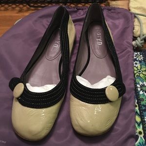 Swede and glossed leather flats