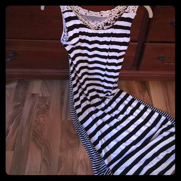 Mystree black and white maxi with elegant back!