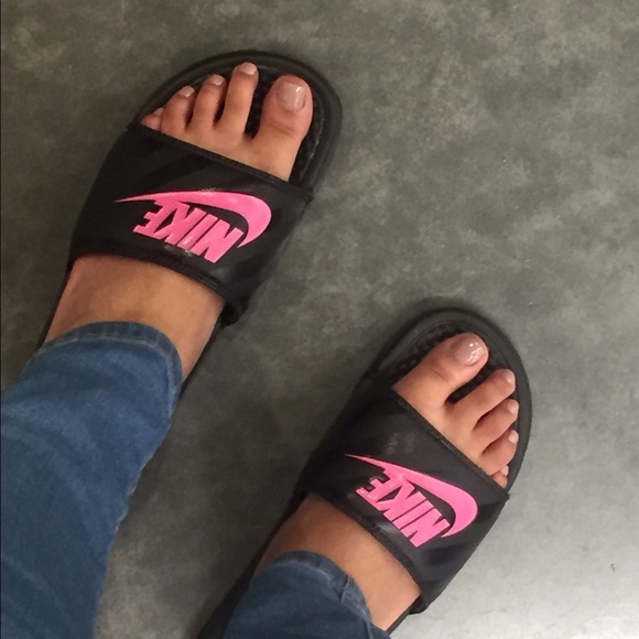 Black and pink Nike flip flops/ slides