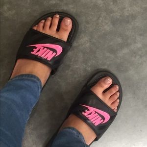 Black and pink Nike flip flops/ slides