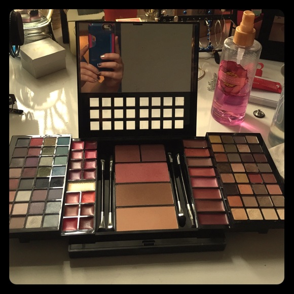 Eye shadow, cheek, highlighter and lip pallet