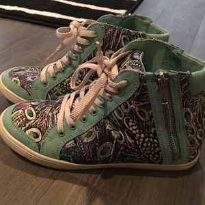 Wedge sneakers with peacock and teal print