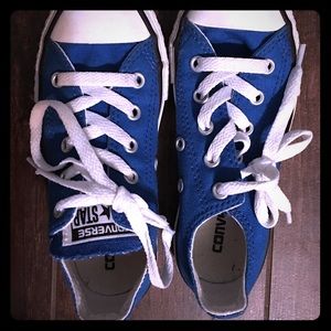 🎉 Like brand new. Little Boys Converse size 12
