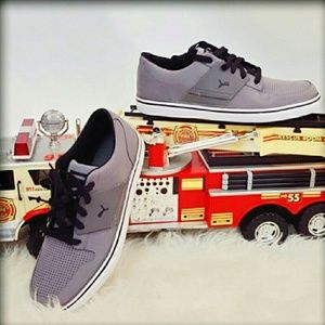 ✔SALE✔NEW LEATHER 6 Y Puma SneakersNWT