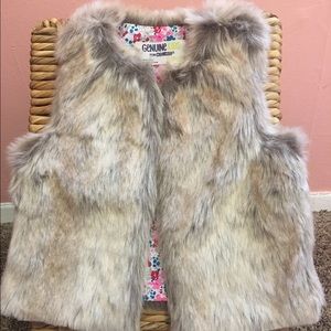 Oshkosh Faux Fur Vest Size S (2T)