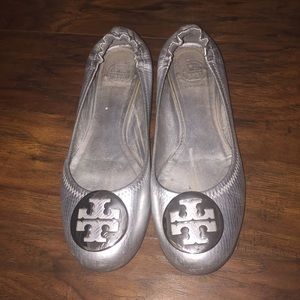 Tory burch reva flat in silver size 8