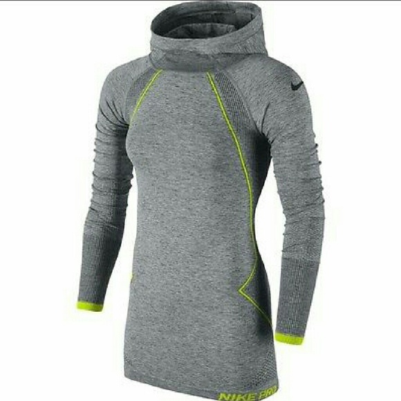 SALE Nike Pro Hyperwarm top (NWT)