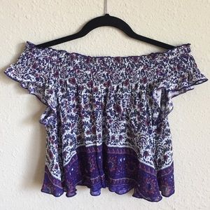 Off the shoulder, floral tee!