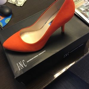 Orange Suede INC pumps
