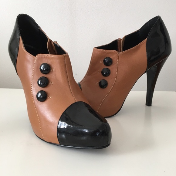 ❄️SALE❄️ Steve Madden black & tan booties