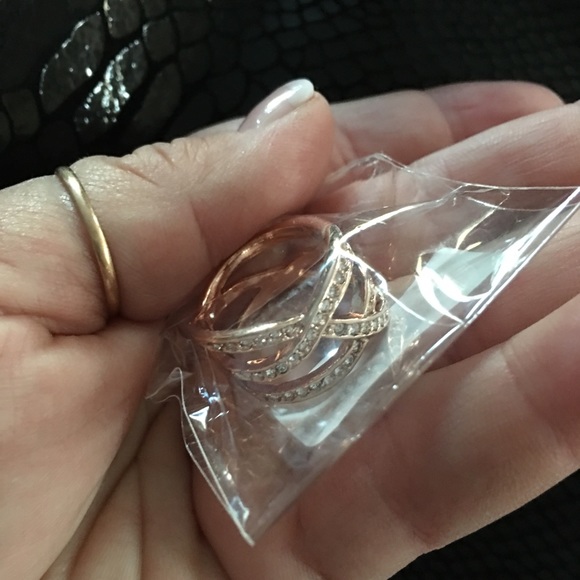 Last One!! Rose Gold Cross Over Fashion Ring - Picture 3 of 6