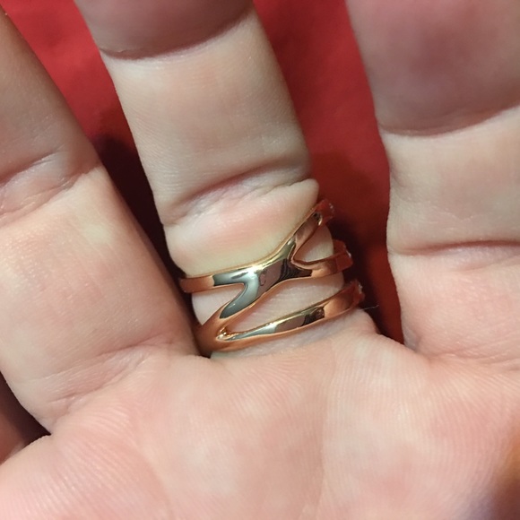 Last One!! Rose Gold Cross Over Fashion Ring - Picture 4 of 6