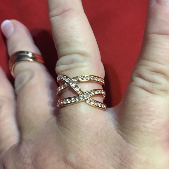 Last One!! Rose Gold Cross Over Fashion Ring - Picture 5 of 6