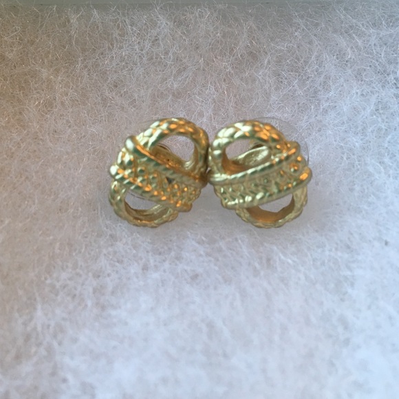 Basketweave gold earrings