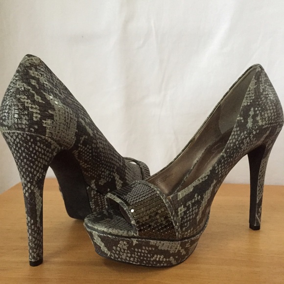 NEW 5" heels glamour flattering peep toe pumps - Picture 2 of 3