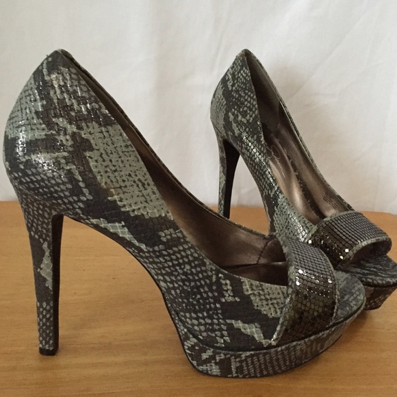 NEW 5" heels glamour flattering peep toe pumps - Picture 3 of 3