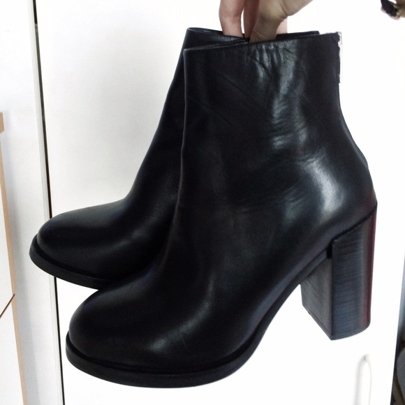 NWT Genuine Leather Black Heeled Ankle Zip Boots