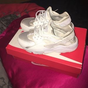 White Nike Huaraches size 8