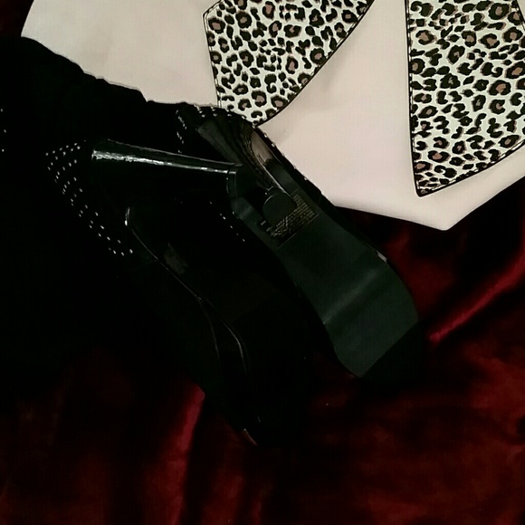 NWOB SZ 8 Black Suede Boots with Gold Accents - Picture 3 of 4