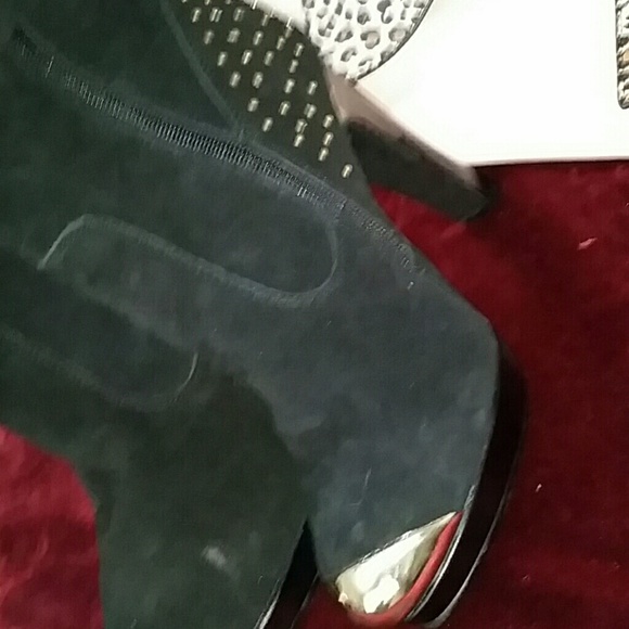 NWOB SZ 8 Black Suede Boots with Gold Accents - Picture 4 of 4