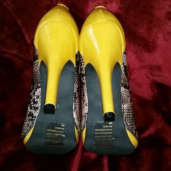 NWOB Snakeskin and Mustard Color Pumps - Picture 2 of 3