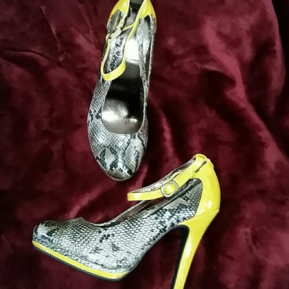 NWOB Snakeskin and Mustard Color Pumps - Picture 3 of 3